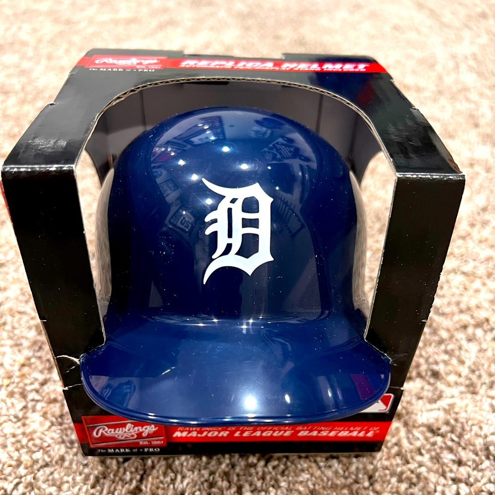 MLB Detroit Tigers Rawlings Mini Helmet w/Stand
